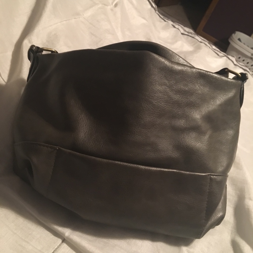 Gray purse. Gently used, no obvious wear.